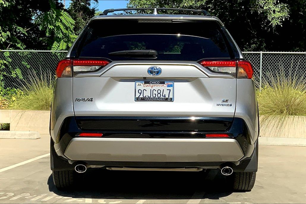 2022 Toyota RAV4 SE image 2