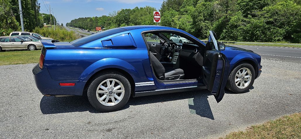 2006 Ford Mustang Standard image 2