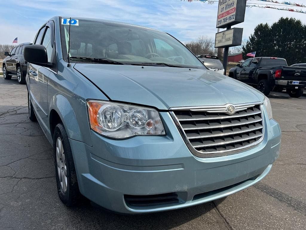 2010 Chrysler Town & Country LX image 0