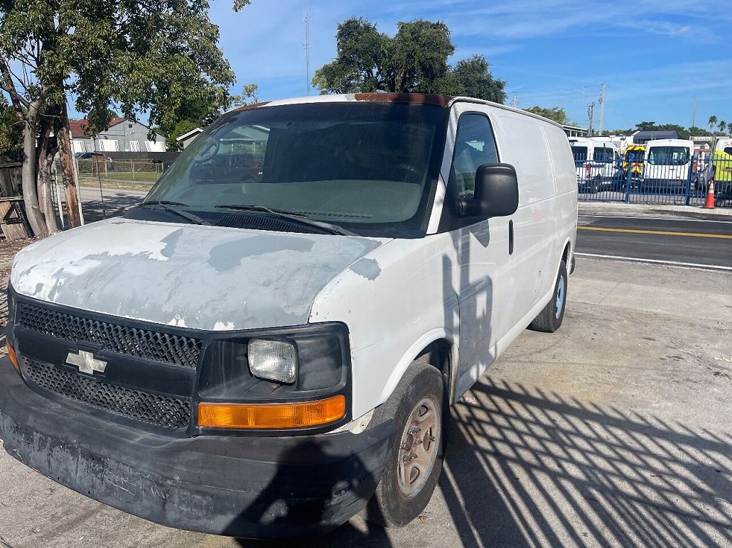 2004 Chevrolet Express 1500 image 1
