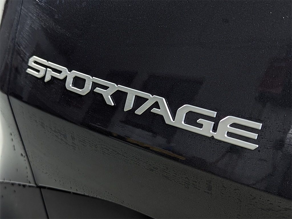 2024 Kia Sportage EX image 3