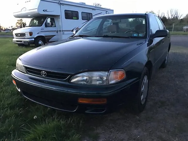 1995 Toyota Camry DX image 1
