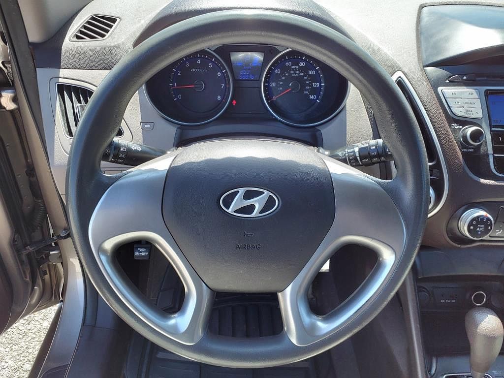 2011 Hyundai Tucson GL image 11