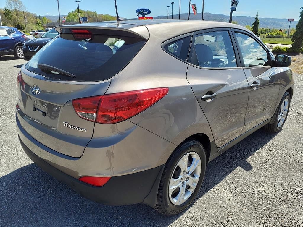 2011 Hyundai Tucson GL image 4