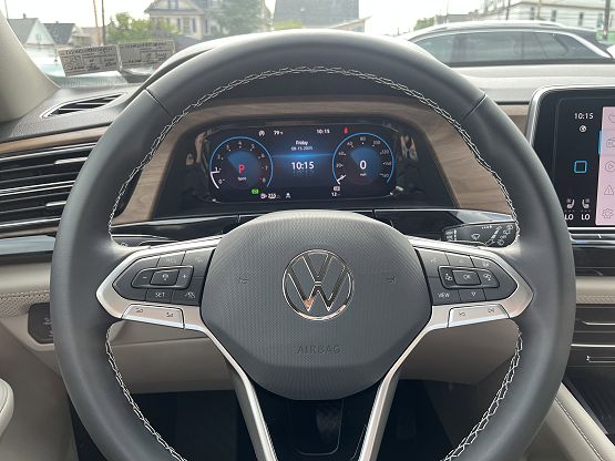 2025 Volkswagen Atlas SE Technology photo 2