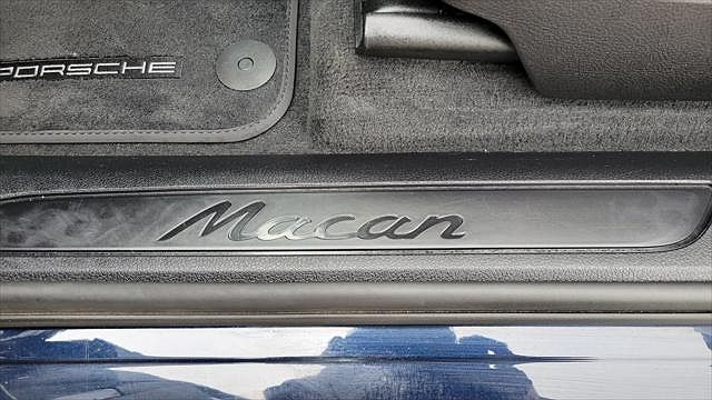 2018 Porsche Macan null image 27