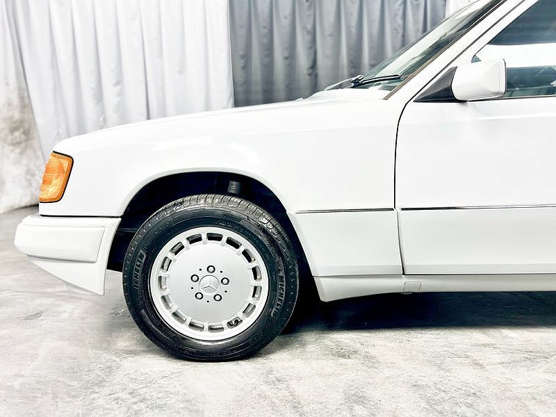 1991 Mercedes-Benz 300 E image 11
