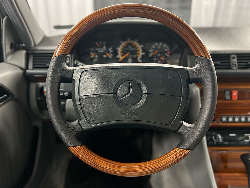 1991 Mercedes-Benz 300 E image 25