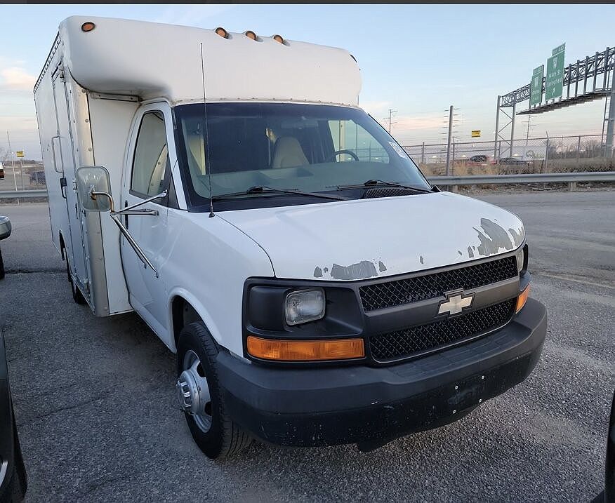 2003 Chevrolet Express 3500 image 2