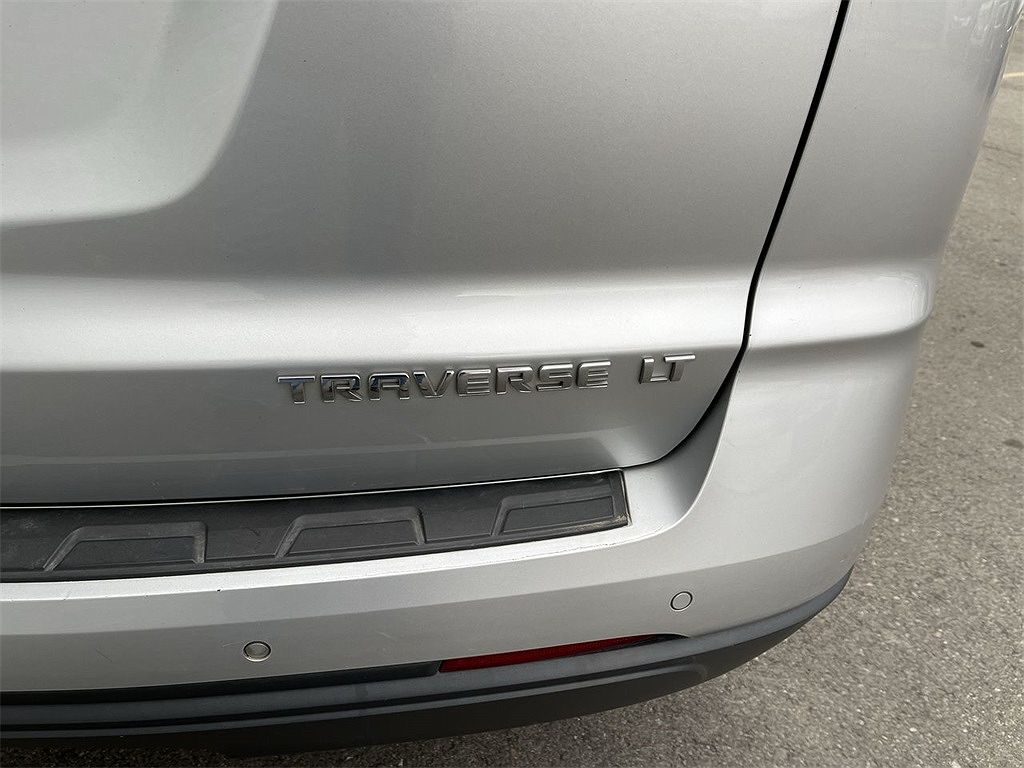 2013 Chevrolet Traverse LT image 1
