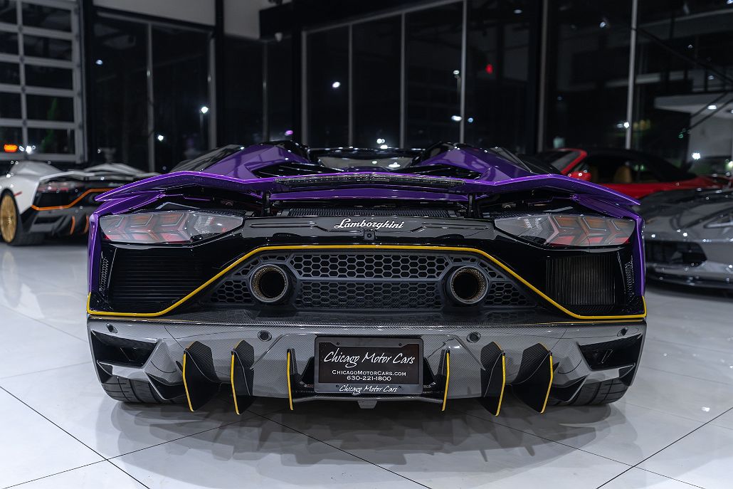 2022 Lamborghini Aventador null image 3