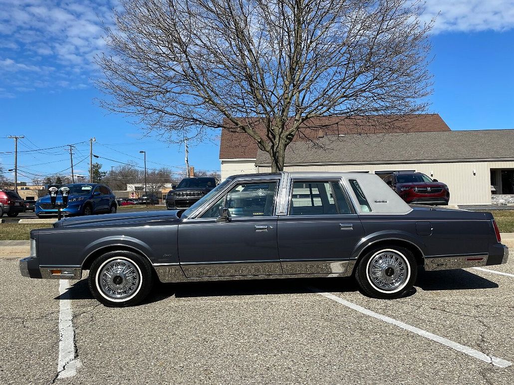 1985 Lincoln Town Car Signature image 2