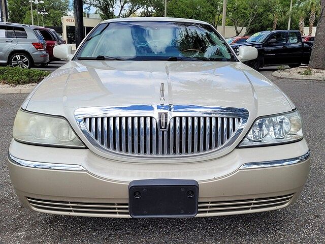 2005 Lincoln Town Car Signature Limited image 10