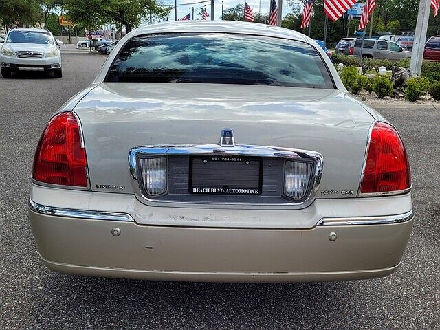 2005 Lincoln Town Car Signature Limited image 7