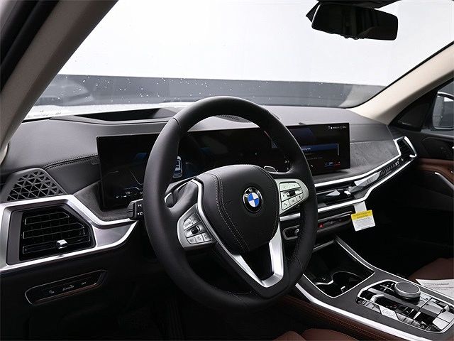 2024 BMW X7 xDrive40i image 3