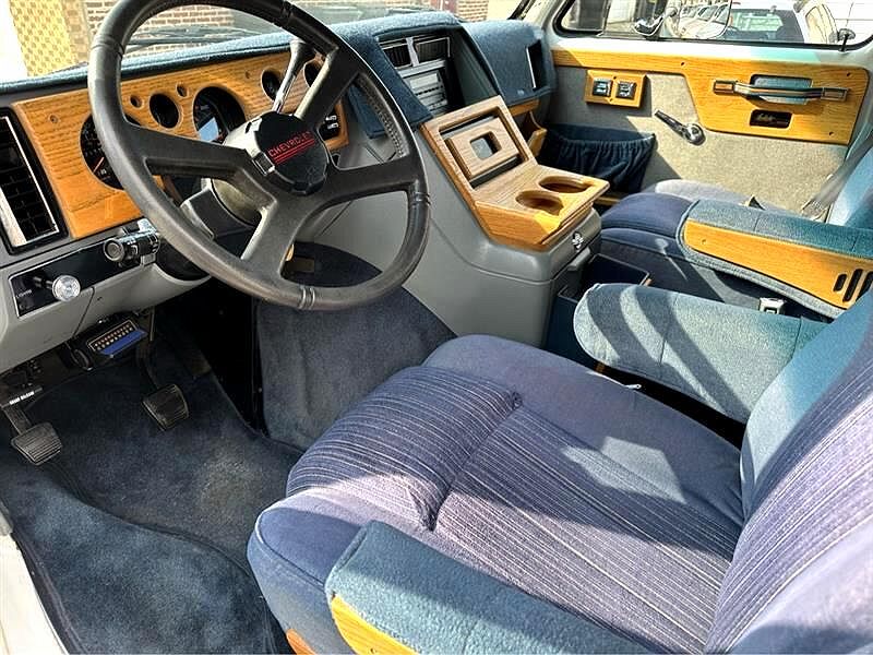 1989 Chevrolet G-Series G20 image 6