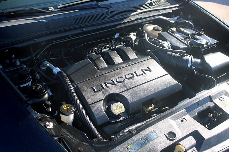 2011 Lincoln MKS null image 23