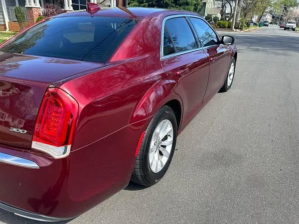 2015 Chrysler 300 Limited Edition image 4