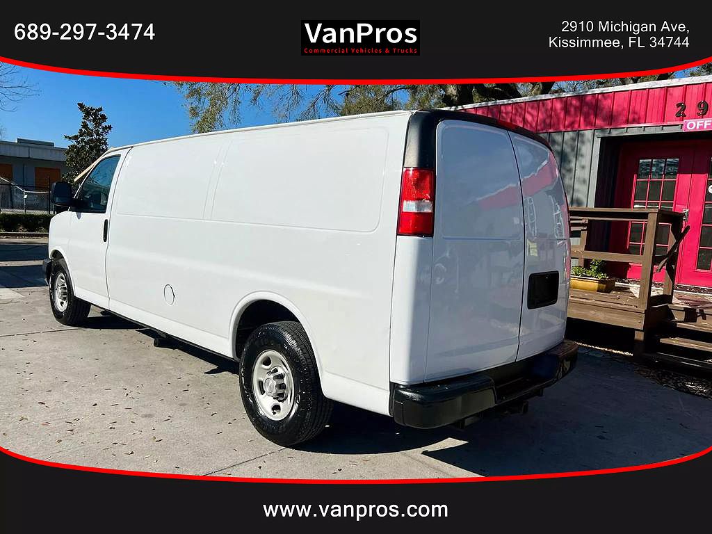 2016 Chevrolet Express 3500 image 2