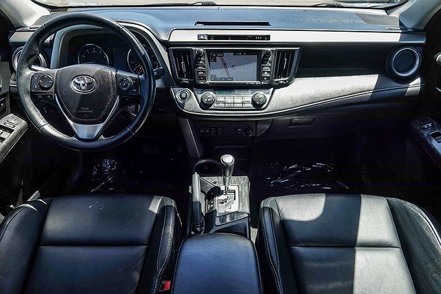 2017 Toyota RAV4 Platinum image 10