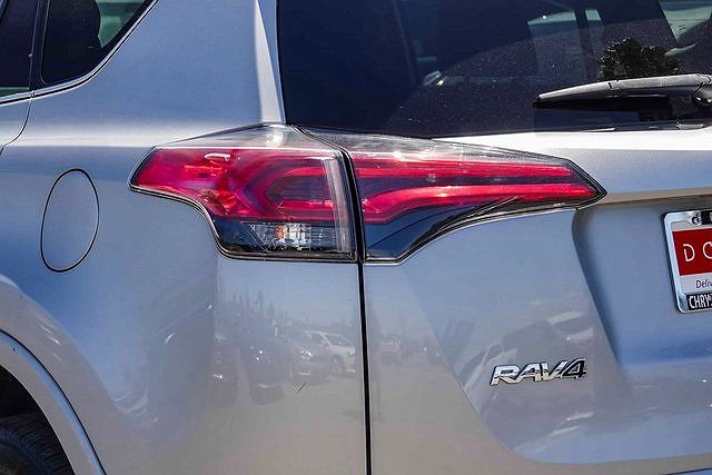 2017 Toyota RAV4 Platinum image 6