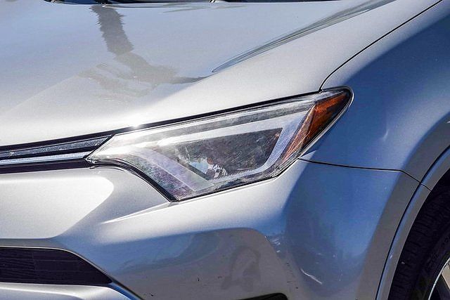 2017 Toyota RAV4 Platinum image 7