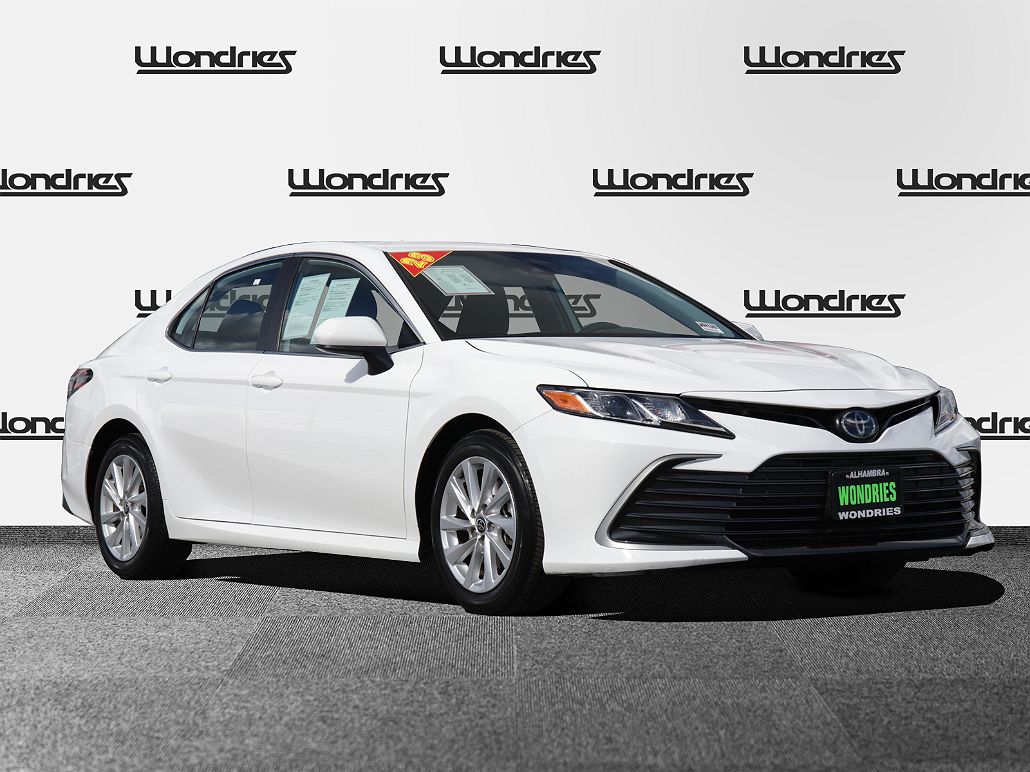 2023 Toyota Camry LE image 0