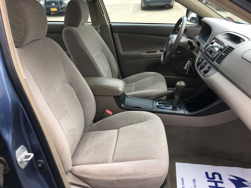 2003 Toyota Camry LE image 11