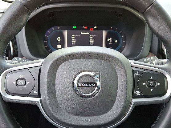2022 Volvo XC60 Momentum photo 11