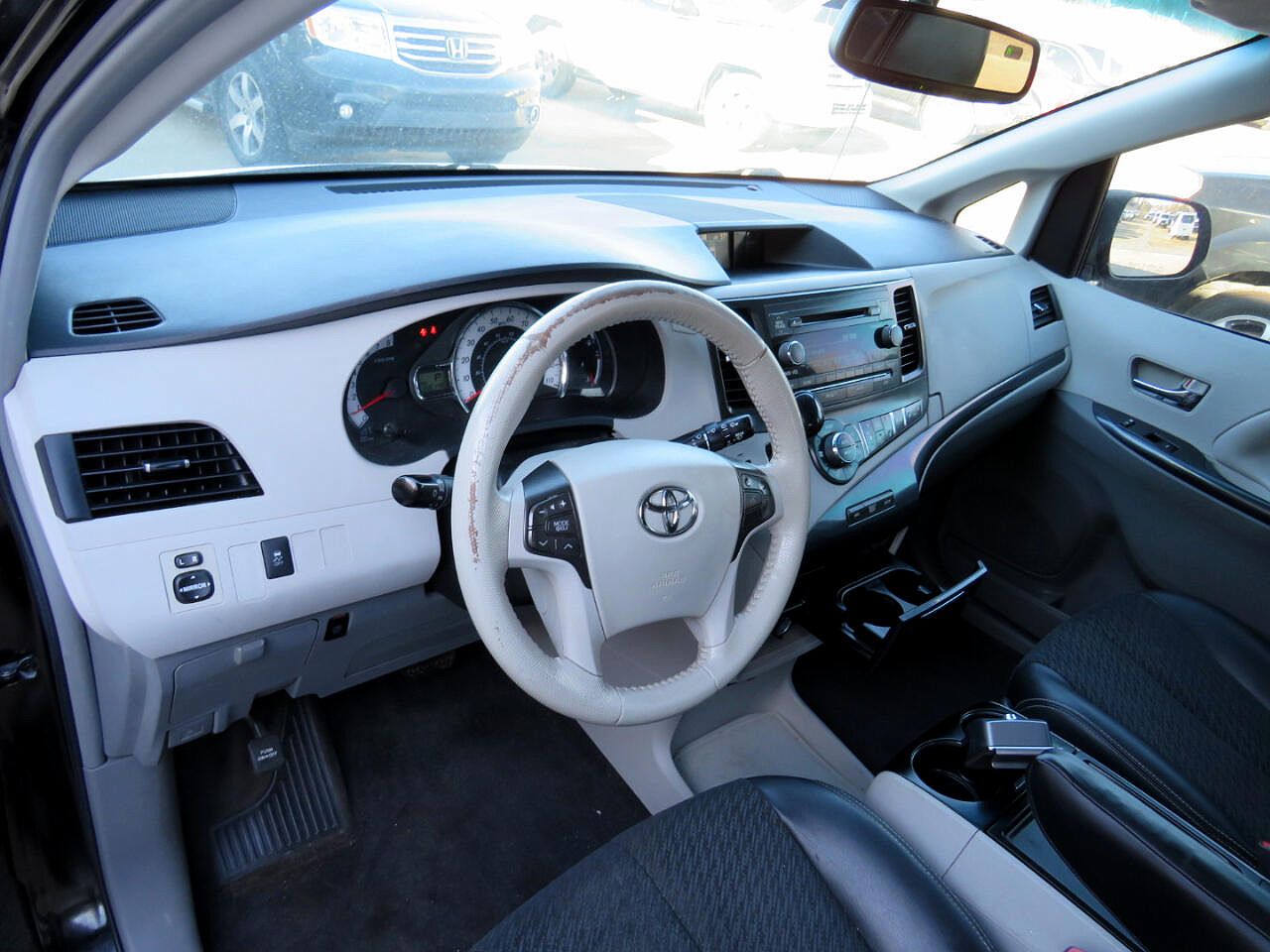 2012 Toyota Sienna SE image 9