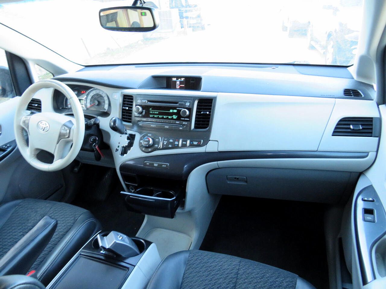 2012 Toyota Sienna SE image 15