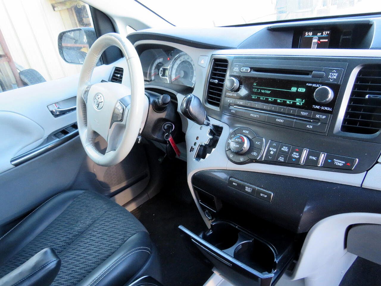 2012 Toyota Sienna SE image 17