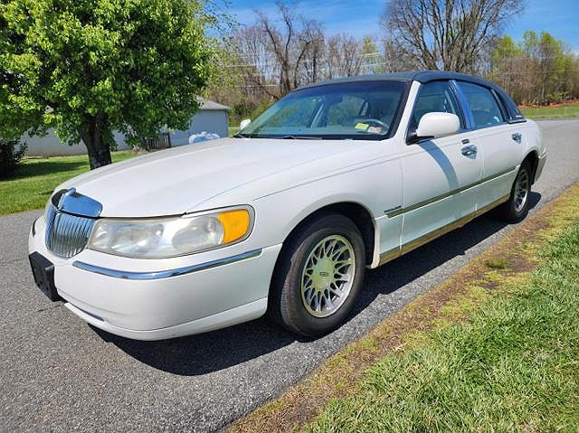 2000 Lincoln Town Car Signature image 1