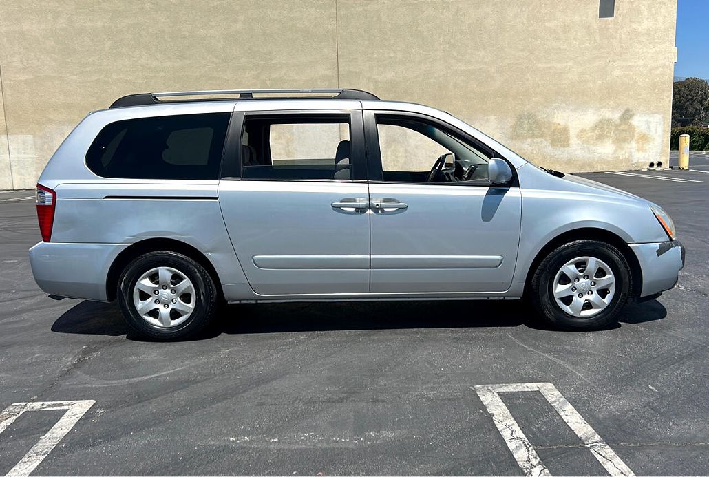 2008 Kia Sedona LX image 1