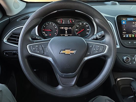 2022 Chevrolet Malibu 1LT photo 2