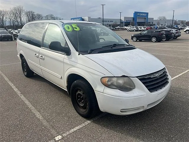2005 Chrysler Town & Country LX image 0