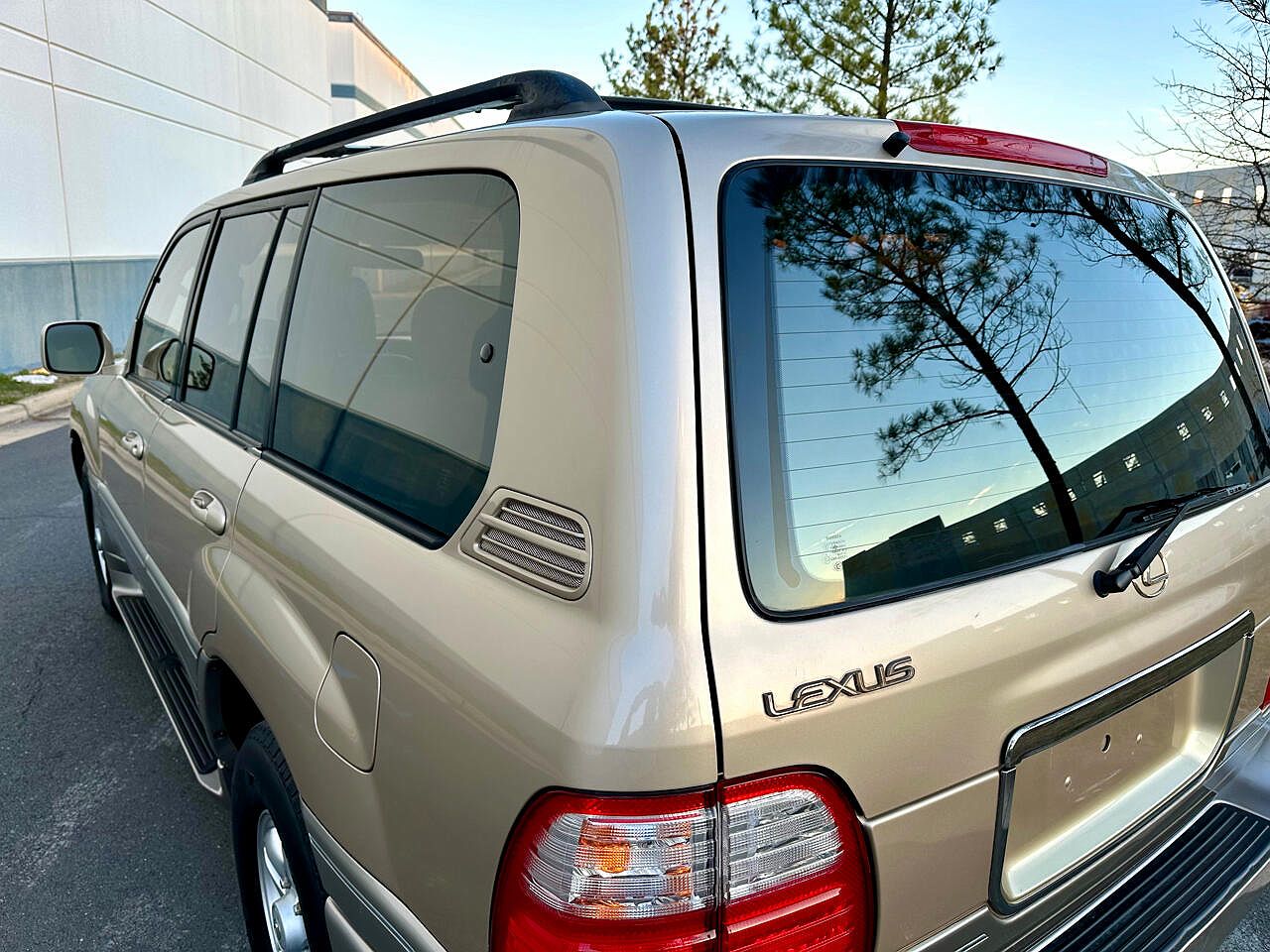 1999 Lexus LX 470 image 23