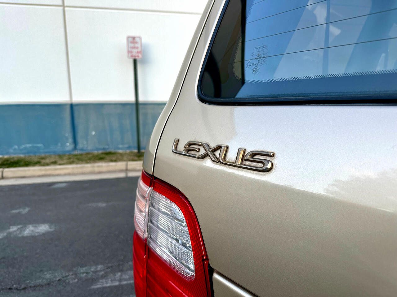 1999 Lexus LX 470 image 28