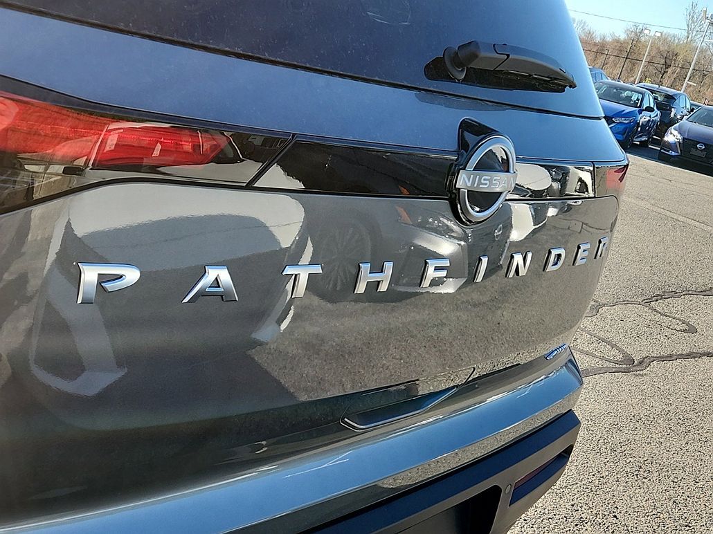 2024 Nissan Pathfinder S image 2