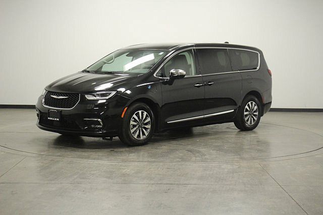 2022 Chrysler Pacifica Limited image 2