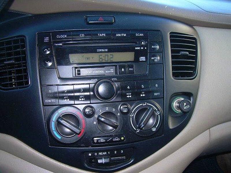 2001 Mazda MPV DX image 2
