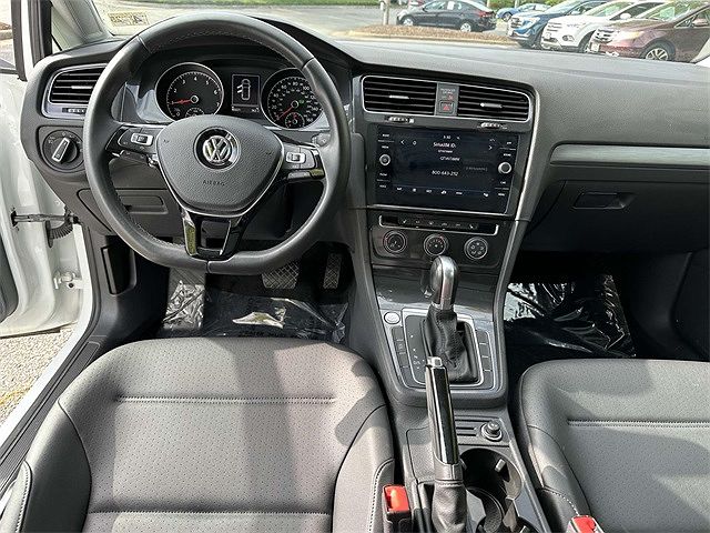 2019 Volkswagen Golf SE image 1
