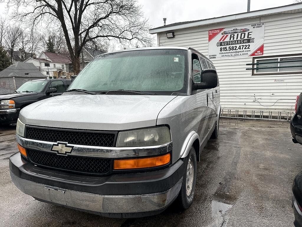 2003 Chevrolet Express 1500 image 2