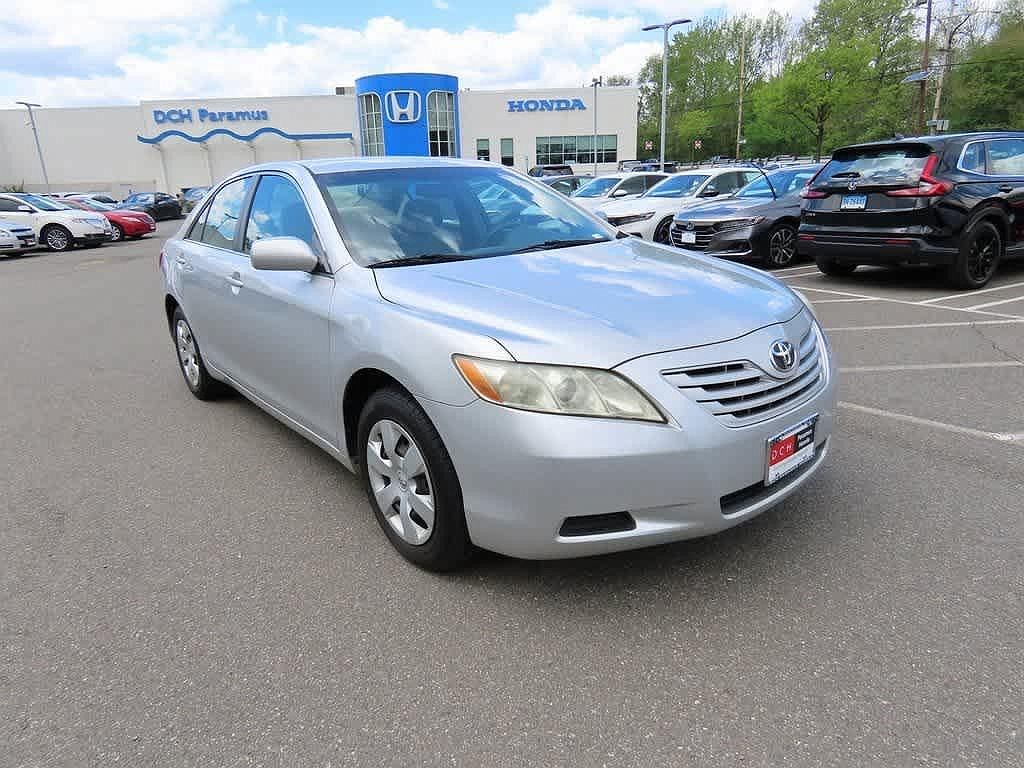 2009 Toyota Camry LE image 0