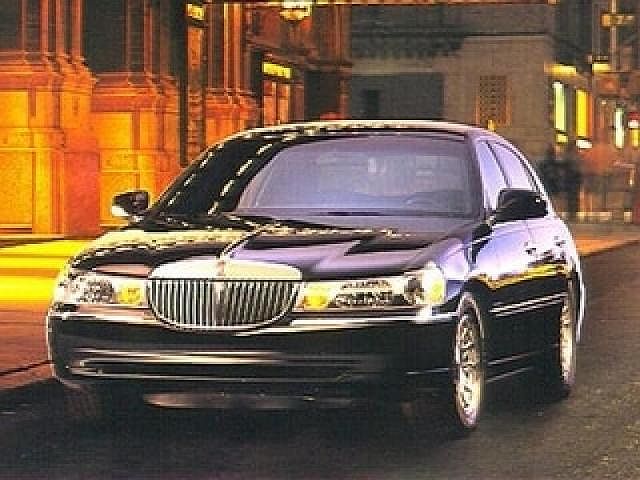 1999 Lincoln Town Car Executive image 0