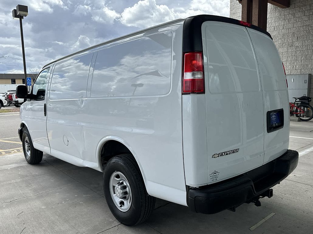 2017 Chevrolet Express 2500 image 2