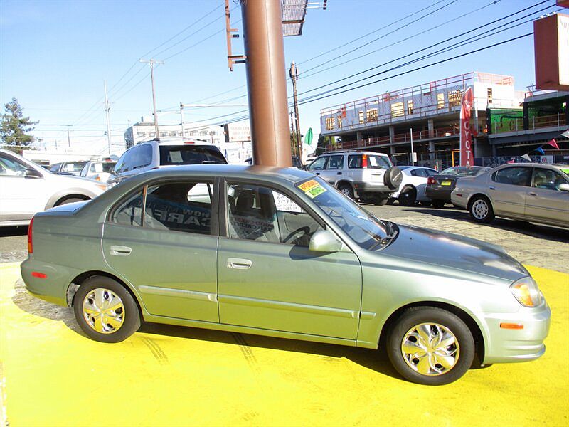 2003 Hyundai Accent GL image 5