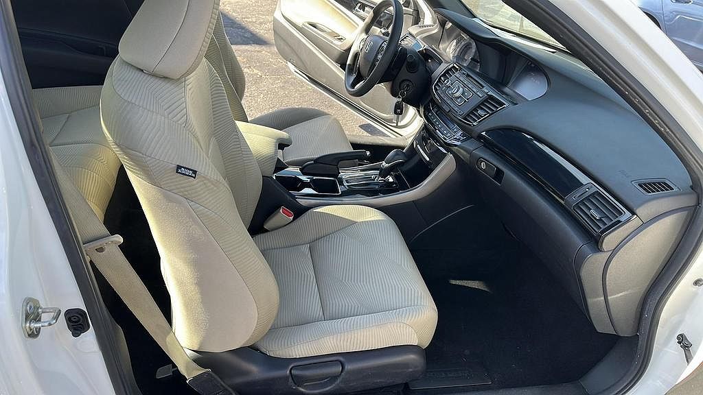 2016 Honda Accord LXS image 12