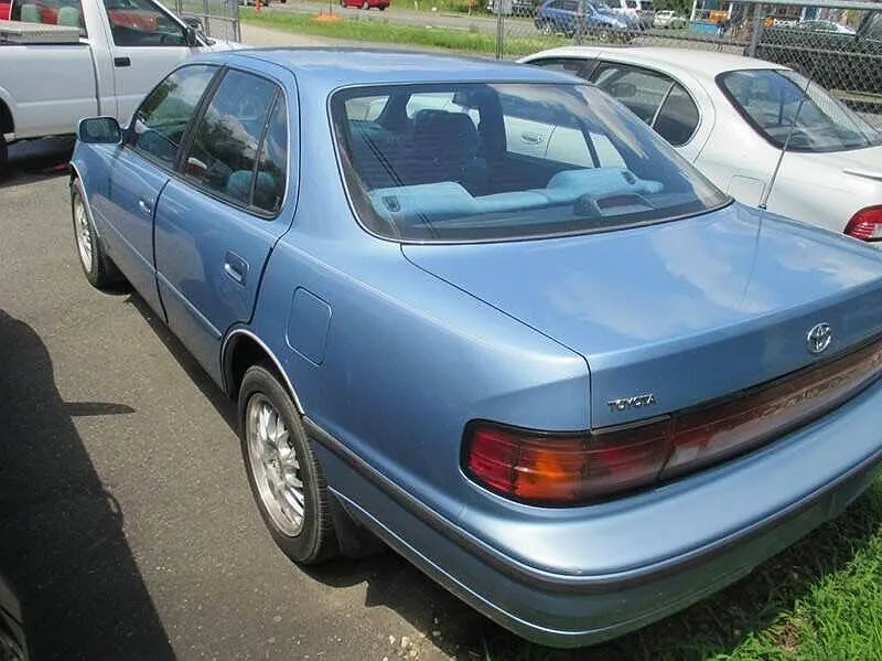 1993 Toyota Camry LE image 1