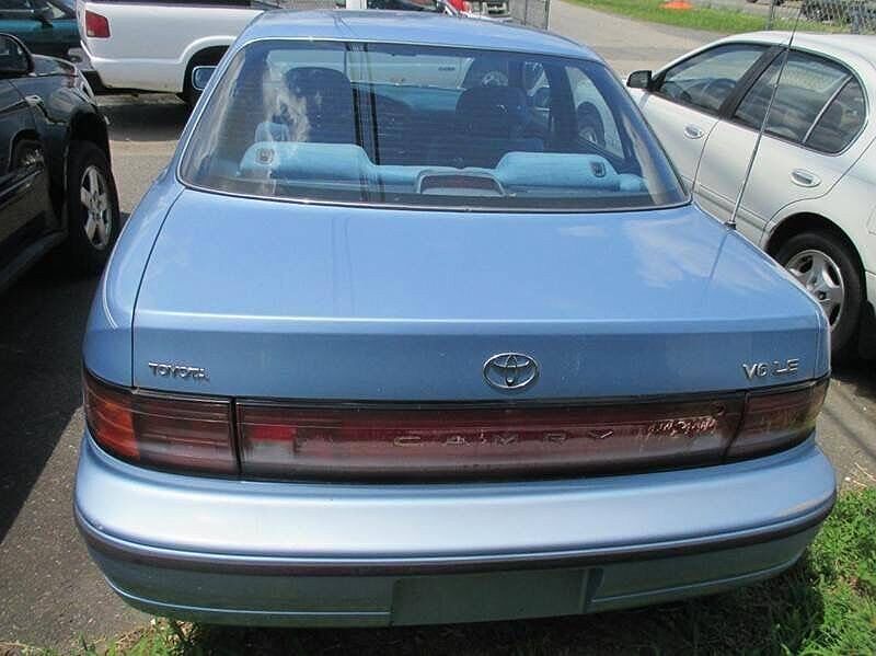 1993 Toyota Camry LE image 2